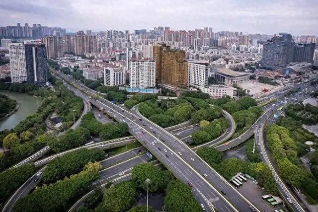 大量英国游客入杭州，打旅游幌子不游西湖不吃龙井虾仁，为啥来？