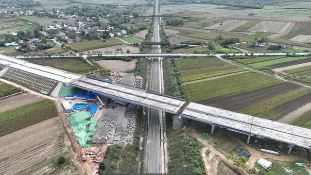 南邓高速跨浩吉铁路万吨桥梁精准“转身”
