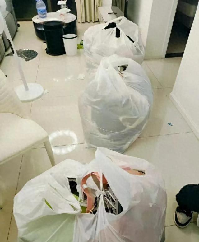 女租客拖欠8天房租，男房东竟把她内衣裤全扔出门！谁更过分