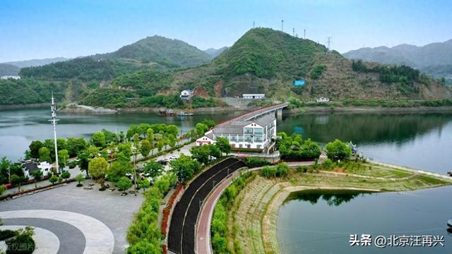 因为大别山，在湖北，这竹山，不仅有竹海，还有梯田