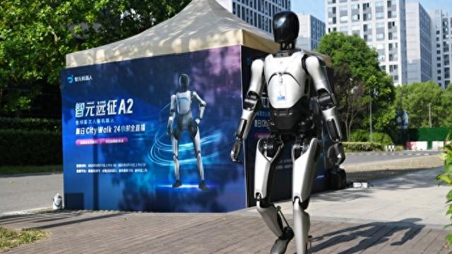 全球首次！记者现场体验智元机器人24小时“City Walk”