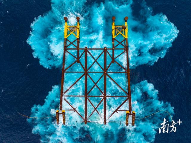 南海东部油田建设迎来新进展！惠州25-8B平台导管架下水就位