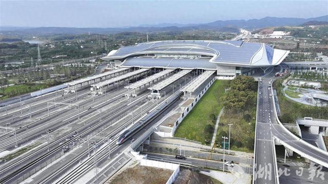 吃完牛肉面就乘高铁来“空中游” 襄荆高铁将为荆门低空经济注入活力
