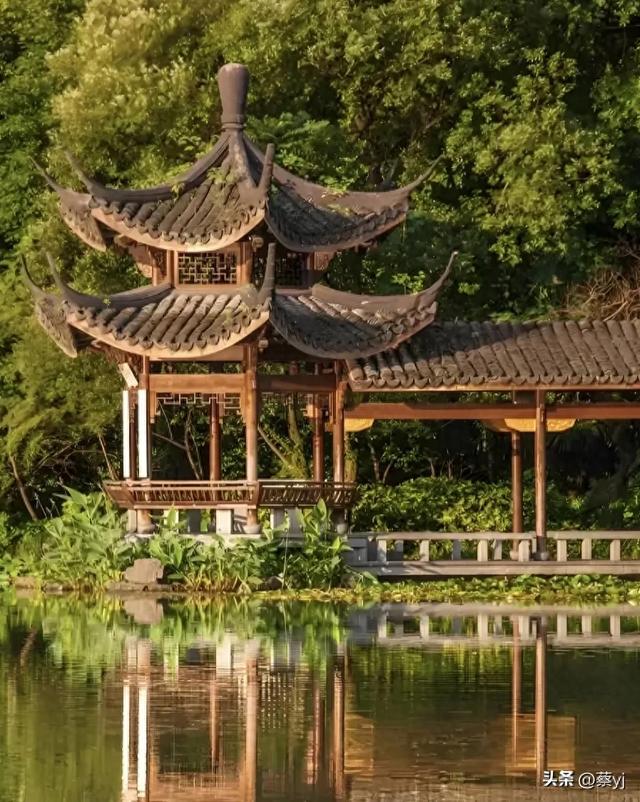 玉宇琼楼是什么意思（楹联雅对上联玉宇琼楼松染翠）