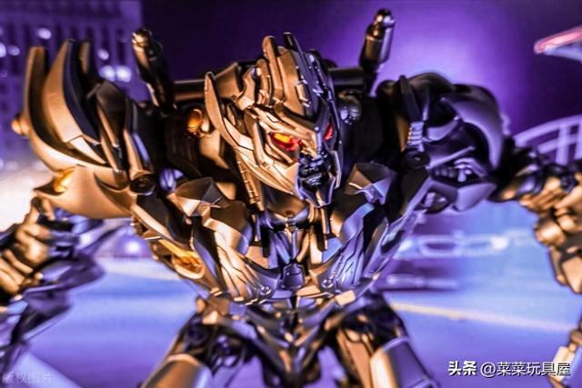 金刚奥特曼的武器工具（AI会怎么写奥特曼大战变形金刚全文无修改）