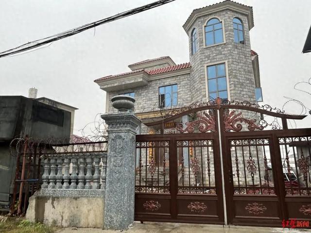 被蛇咬放弃救治后失联的邵阳网红，已被警方带走调查，有村民称他是“怪才”，是否系炒作需进一步核实