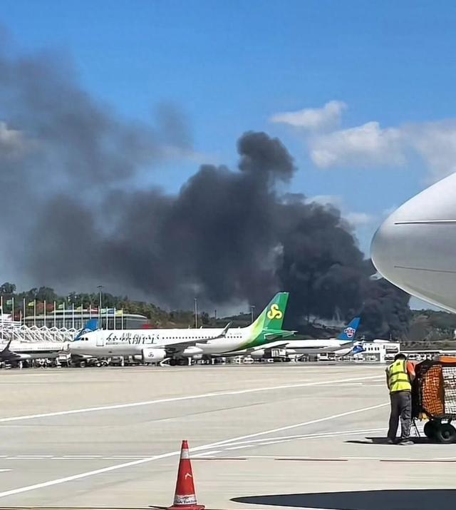 三亚机场外围发生大火，不少车辆被烧！3年前同一天，该位置也曾起火