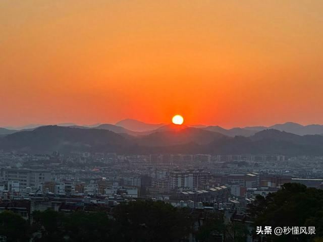 中国真正的冬暖夏凉天花板城市，很多人以为是昆明、大理和贵阳！