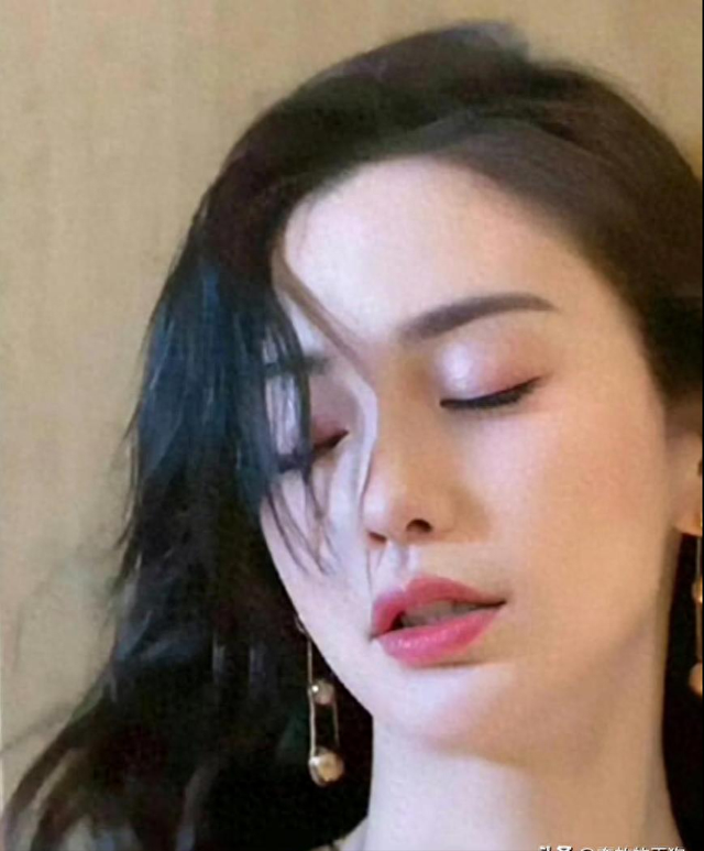 离了婚的女人果然销魂！杨颖这上衣是不是有点太紧了。