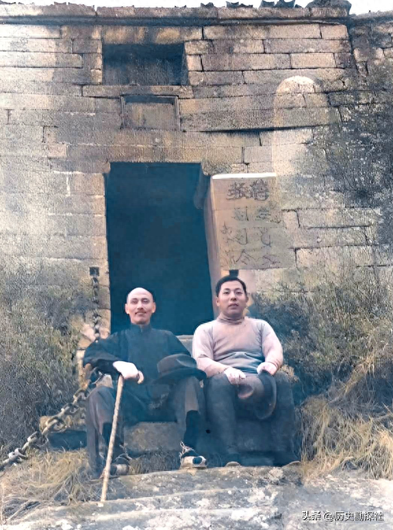 张学良和蒋中正在华山的珍贵合影，注意看两人表情	，已貌合神离