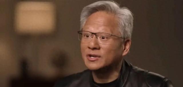 黄仁勋硬刚华盛顿：“白送解放军都不要的芯片，美国还在疯狂禁！