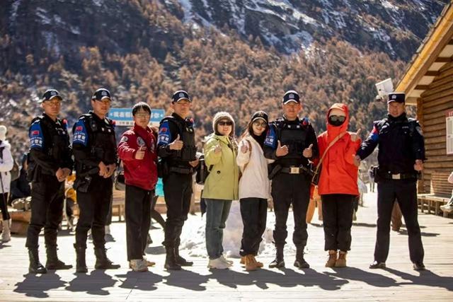 凭什么它是“全球最牛警务室”？来稻城亚丁打卡这道最美“警”色