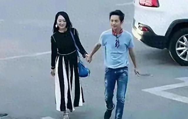 51岁的何炅，牵手54岁的杨钰莹，年过半百的俩人，画面温馨！