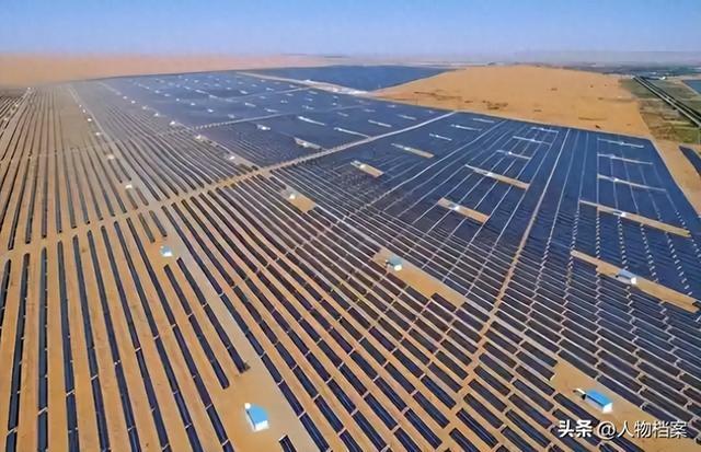 相当于20个三峡大坝，外媒突然发现，中国在沙漠里悄悄干了件大事
