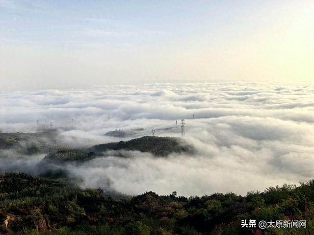 太原：立冬雨过现云海 西山之巅观“仙境”