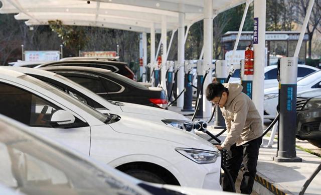 朋友嘲笑55公里续航，丰田混动仅3公里却省油一半，真相让人意外