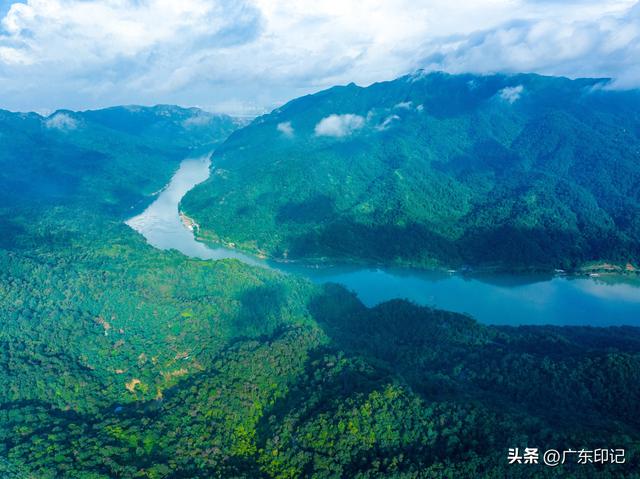 这里，是苏轼笔下的“天开清远峡，地转凝碧湾”