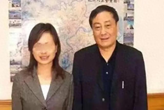 玩真花！宗庆后72岁还在恋爱，小情人脾气火爆，宗馥莉争产太糟心