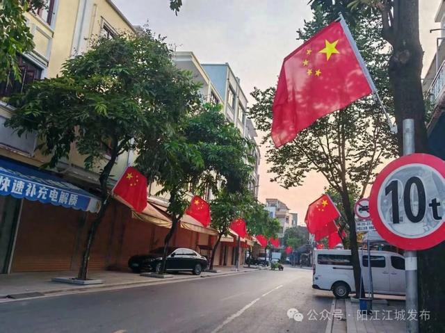 江城：国旗飘扬历史文化街区 老街焕新庆华诞