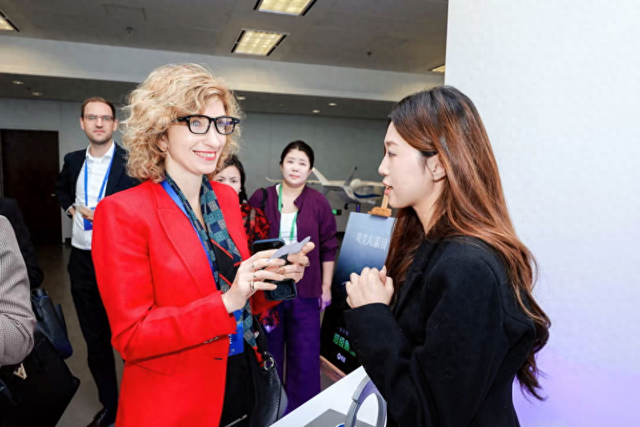 夸克AI眼镜获多名驻华使节点赞：实时翻译促进沟通，展现中国AI创新能力