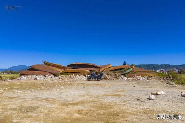 洱海边惊现一堆破船，锈迹斑斑却野趣盎然，已经被我轻松登顶拿捏