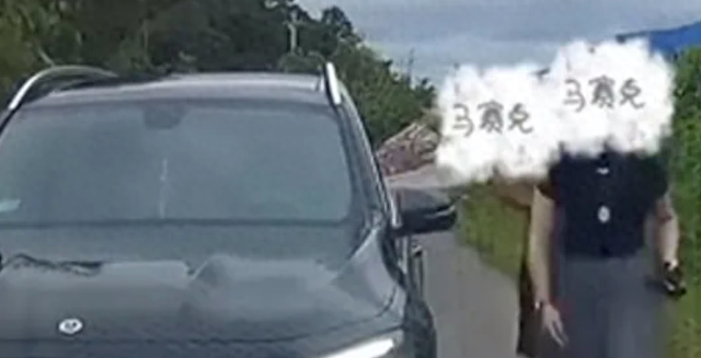 广西防城港通报“女司机亮证逼迫让路事件”：非公职人员，其丈夫被立案调查，奔驰系二手车，双方为邻村表亲
