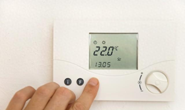 冬天空调温度一般多少合适（为什么冬天空调开到30度还是不暖和呢那是因为你把温度给调错了）