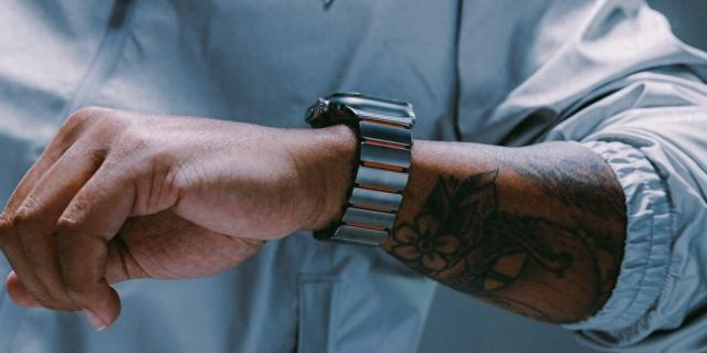 Apple Watch表带新选择：Stratos登场，兼顾金属质感与橡胶舒适度