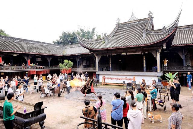 五凤溪双节解锁古镇新玩法，单日万余人沉浸式“入戏”