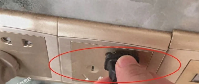 清洗电视屏幕的技巧（不管电视机屏幕有多脏）