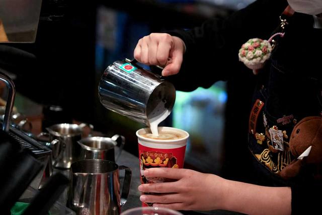 星巴克中国易主求变，幸运咖万店崛起：中国咖啡迎“价格平权”时代