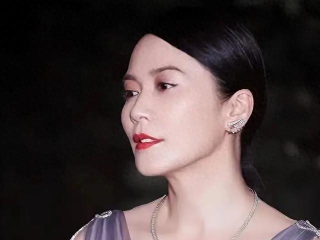 俞飞鸿54岁未婚，冯唐问她生理需求，她说有男人陪伴了近20年