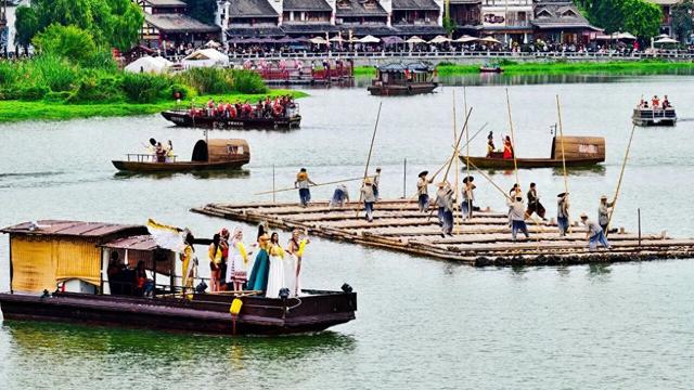 2025世界旅游小姐全球总决赛入城仪式在常德柳叶湖畔举行