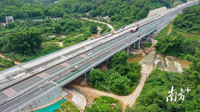 汕梅高速改扩建项目轩坑河大桥T梁顶升旋转完成，为省内桥梁工程首次尝试