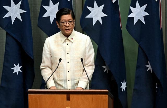 菲律宾国内出大事，马科斯撑不住了，命令所有军队待命！中国大使馆第一时间发出提醒，信号强烈