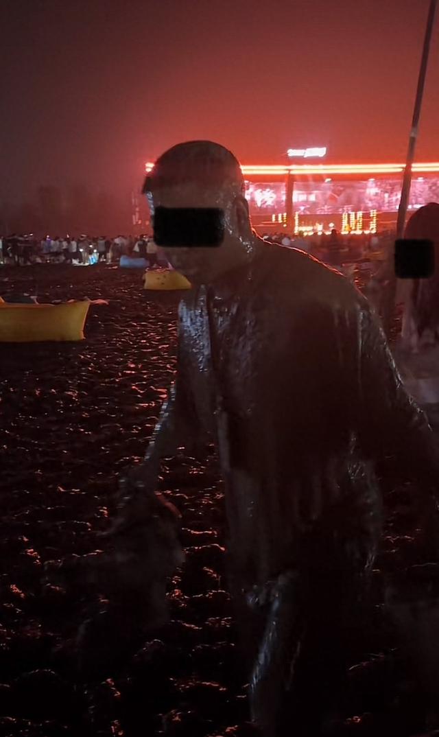 蚌埠龙湖音乐节满地泥巴还爬出甲鱼，游客成“兵马俑”自嘲来插秧，场地方：一直下雨