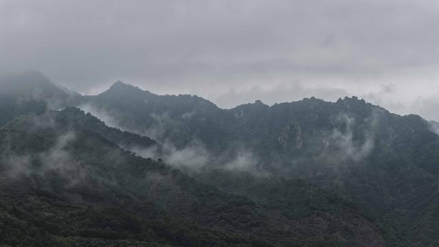 河北遵化：烟雨长城美如画