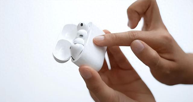 AirPods Pro 3 上手体验：戴得牢、降噪强，还能测心率的全能耳机