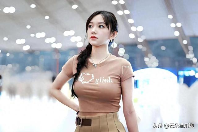 她身材真是太好了，大T恤都遮不住，所以她不能胖，一胖就特显壮