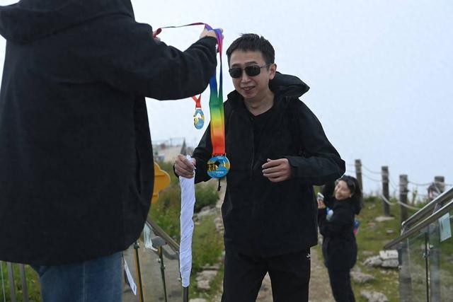 登顶牛背山漫步云端 2025“为爱攀登”大型公益活动圆满收官