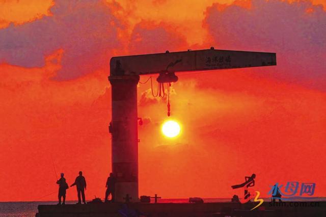 日出熔金，霞光漫天