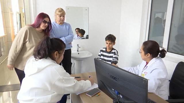 免签政策带来跨境便利 俄罗斯游客被中医“圈粉”