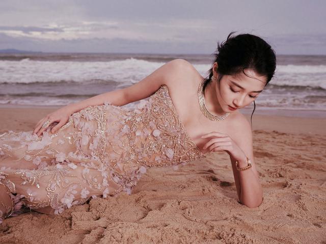 关晓彤，丰满性感的身材，顶不住呀