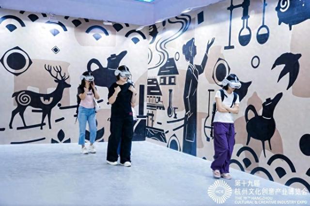 文博会上，余杭展区“文化+科技”点亮创意之光