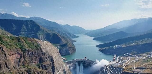 突发！下龙湾游船遇强雷暴倾覆 49人遇险35人遇难仍有4人失联