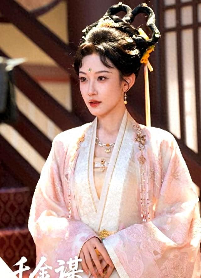 谋破解版金手指（谁能想到1个美甲让千金谋亏200万反转竟推动短剧行业大整改）