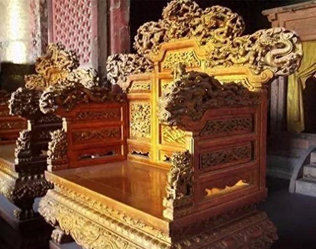 清朝已经灭亡一百多年	，为何故宫的龙椅至今无人敢坐？