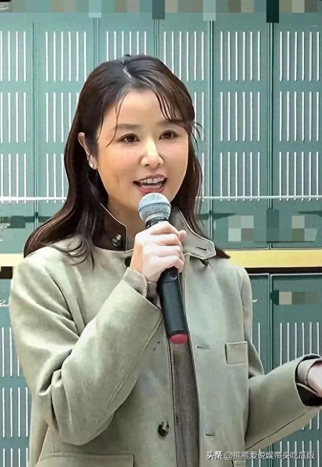 49岁林心如增肥后大变样！穿西装+阔腿裤好高级，差点认不出！