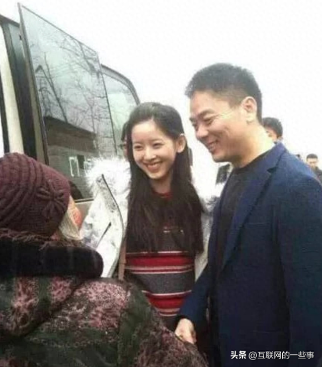 刘强东又回村发钱了！村民人手一部手机还发现金