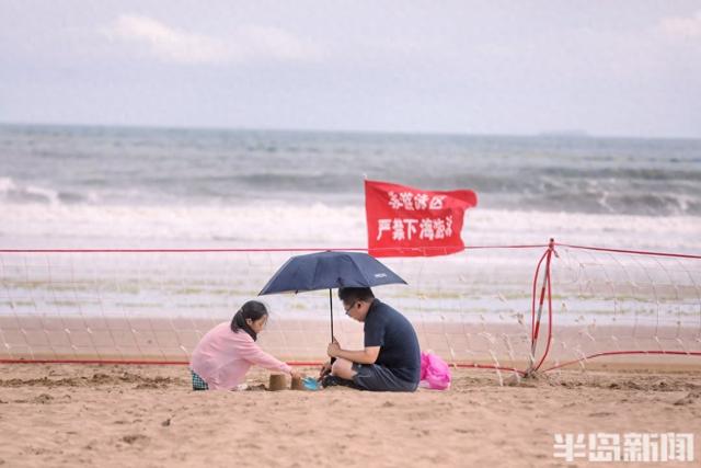 “竹节草”来安全为重！游客海滨护栏外有序观浪休闲